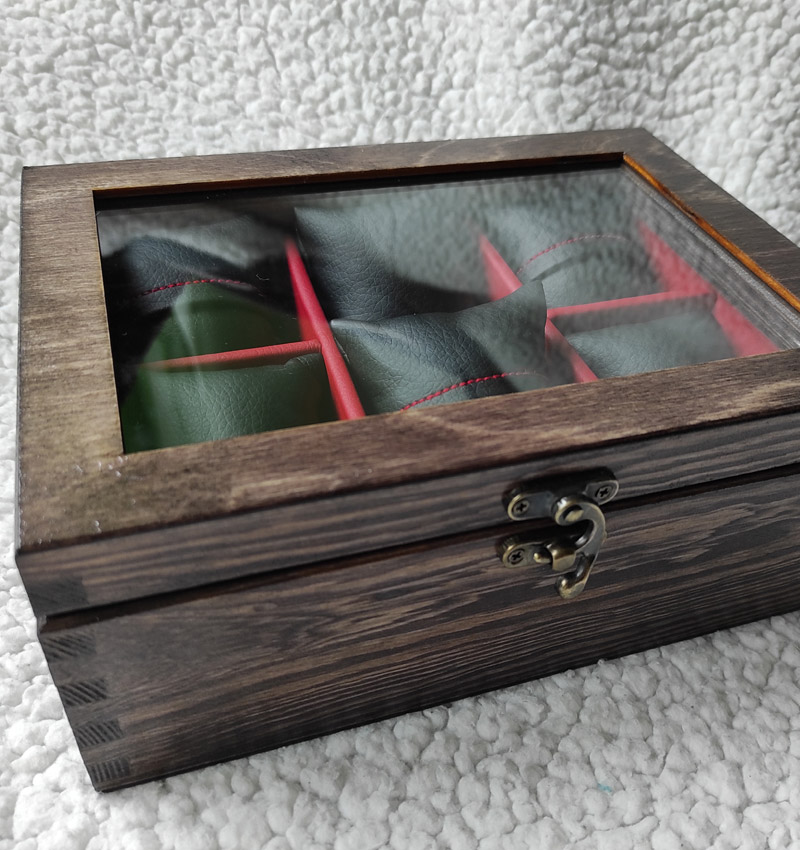 drewniane pudełko na zegarki z szybką szklaną